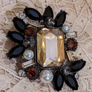 NWOT GLAMOROUS STATEMENT BROOCH